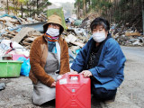 灯油を受取る志津川のメンバー